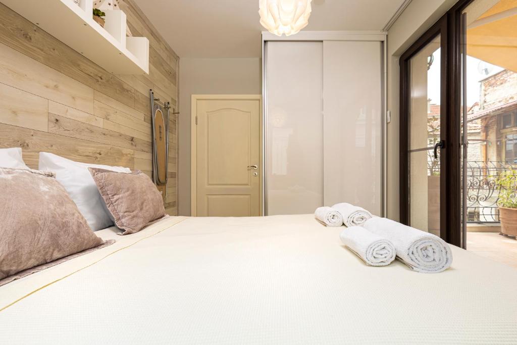 A bed or beds in a room at Luxury Central Apartment
