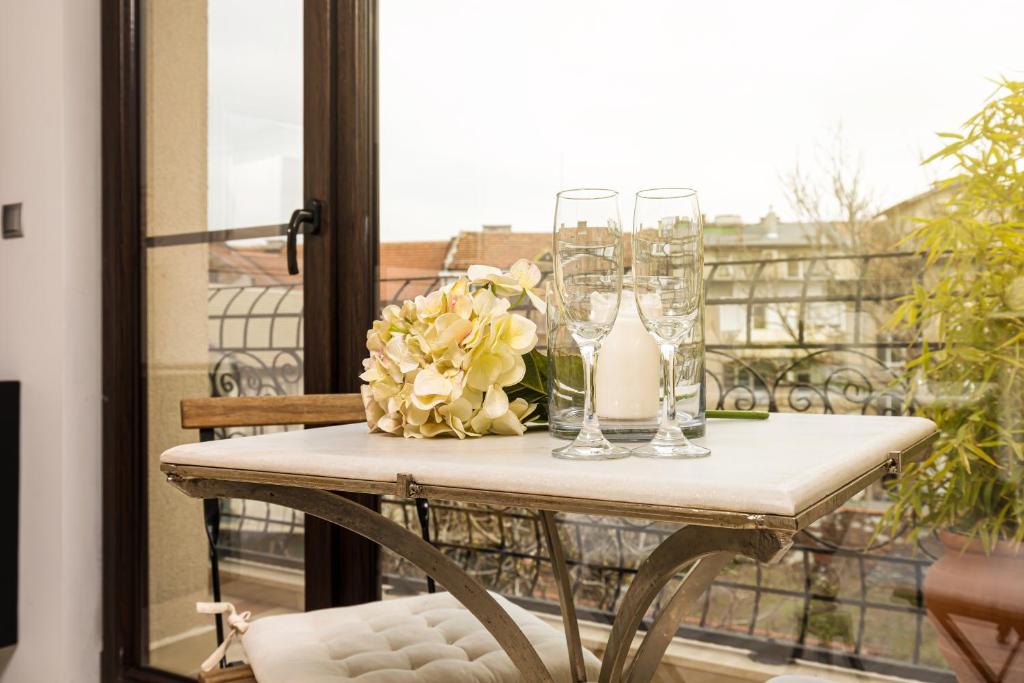 A balcony or terrace at Luxury Central Apartment