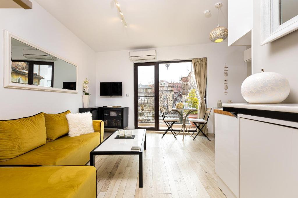 A kitchen or kitchenette at Luxury Central Apartment