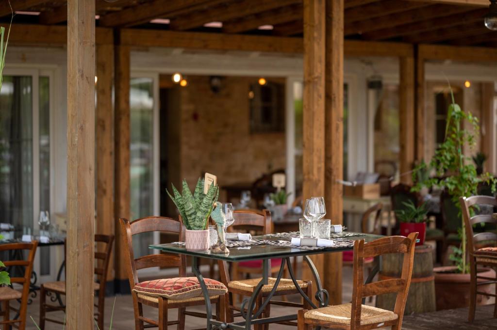 patio ze stołem i krzesłami w restauracji w obiekcie Favorita Food&Wine Resort w mieście Bastia Umbra