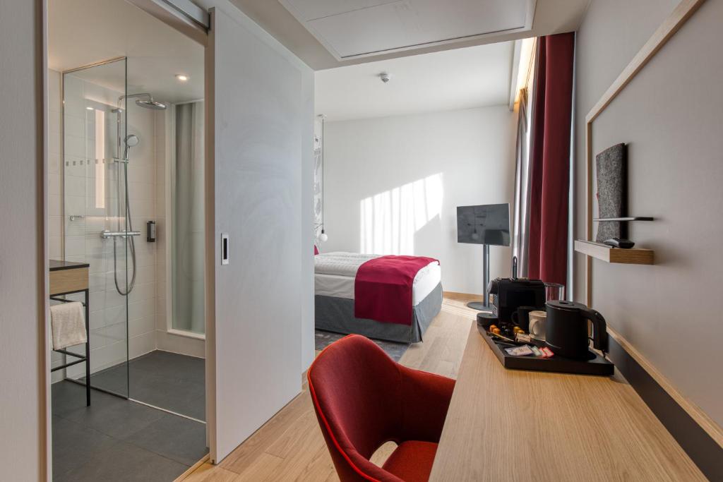 TV a/nebo společenská místnost v ubytování IntercityHotel Berlin Airport BER Terminal 1 & 2