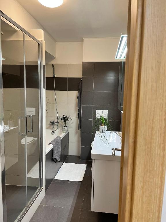 Koupelna v ubytování Aviatik apartmány-Černý Důl