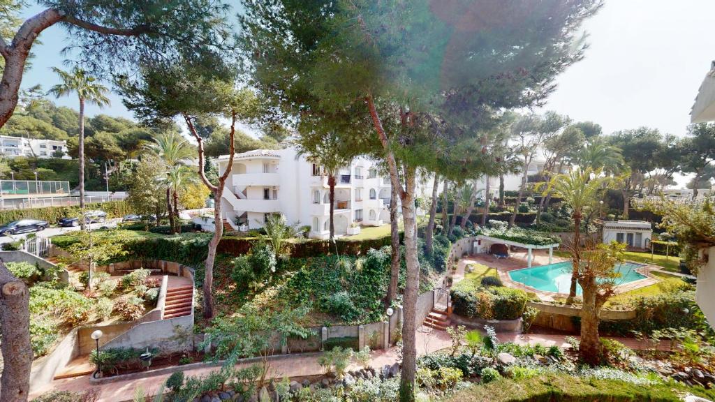 ミハスにあるMiraflores Penthouse Green Surroundingsのプールと木々のあるリゾートの空中ビュー