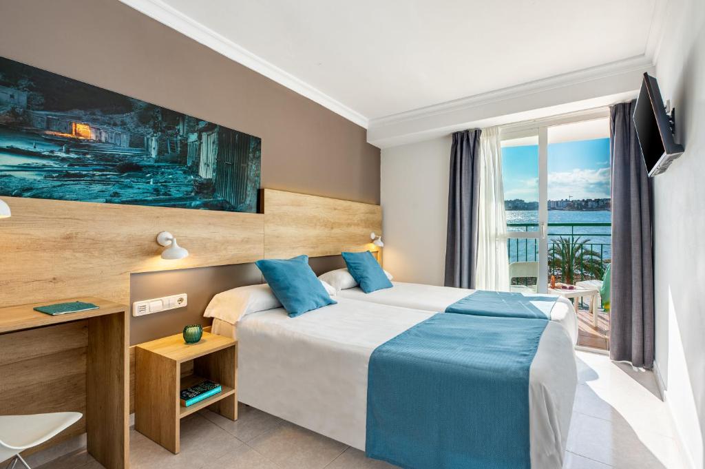 ein Hotelzimmer mit einem Bett und einem Fenster in der Unterkunft Hotel Vibra Marítimo in Ibiza-Stadt