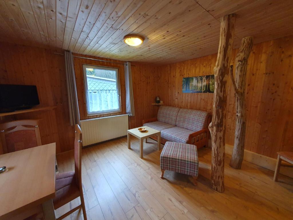 Ferienhäuser & Bungalows - Naturcamp Meyersgrund im Thüringer Wald - Huis Met één Slaapkamer