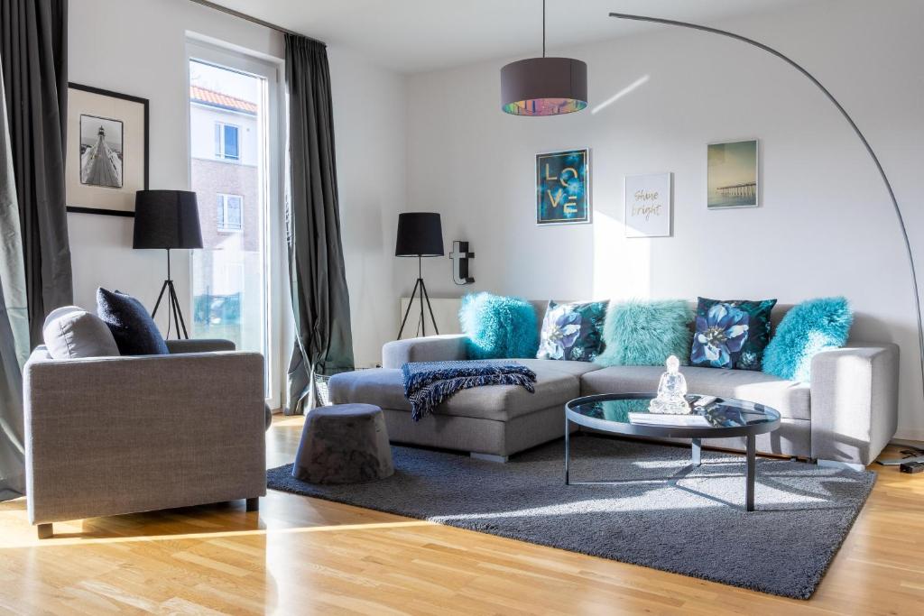 uma sala de estar com um sofá e uma mesa em Willem und Konsorten - Fuchsbau em Heiligenhafen