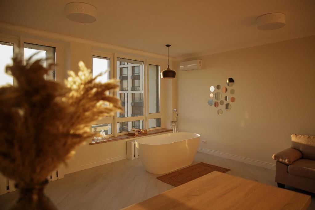 uma casa de banho com uma grande banheira num quarto em Апартаменти з неймовірною ванною em Kiev