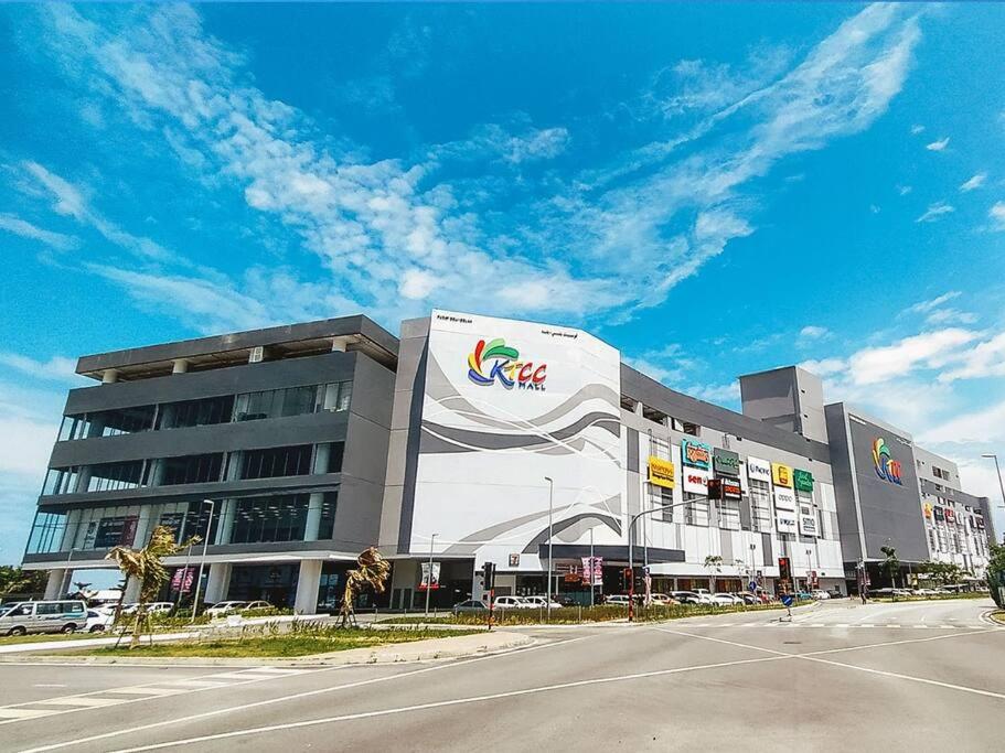 un gran edificio con un cartel en el costado en RJ Prima (UMT, UniSZA, Spacious, Beach + Netflix), en Kuala Terengganu