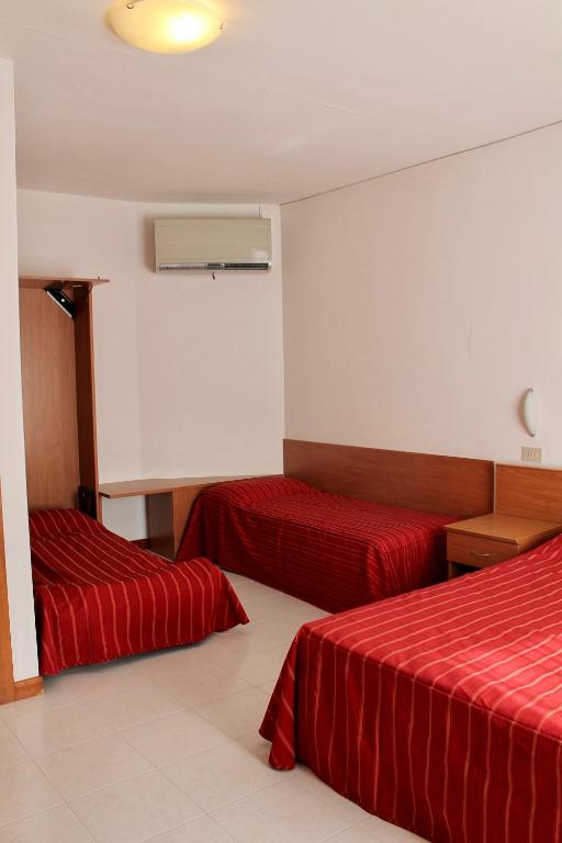 Postel nebo postele na pokoji v ubytování Hotel Vienna