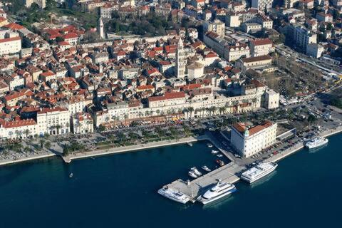 Nespecifikovaný výhled na destinaci Split nebo výhled na město při pohledu z apartmánu