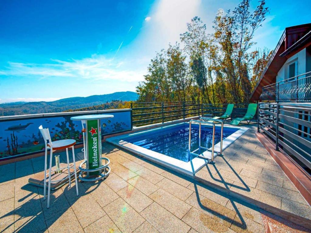 una piscina en el balcón de una casa en Holiday Home Martin en Varaždinske Toplice