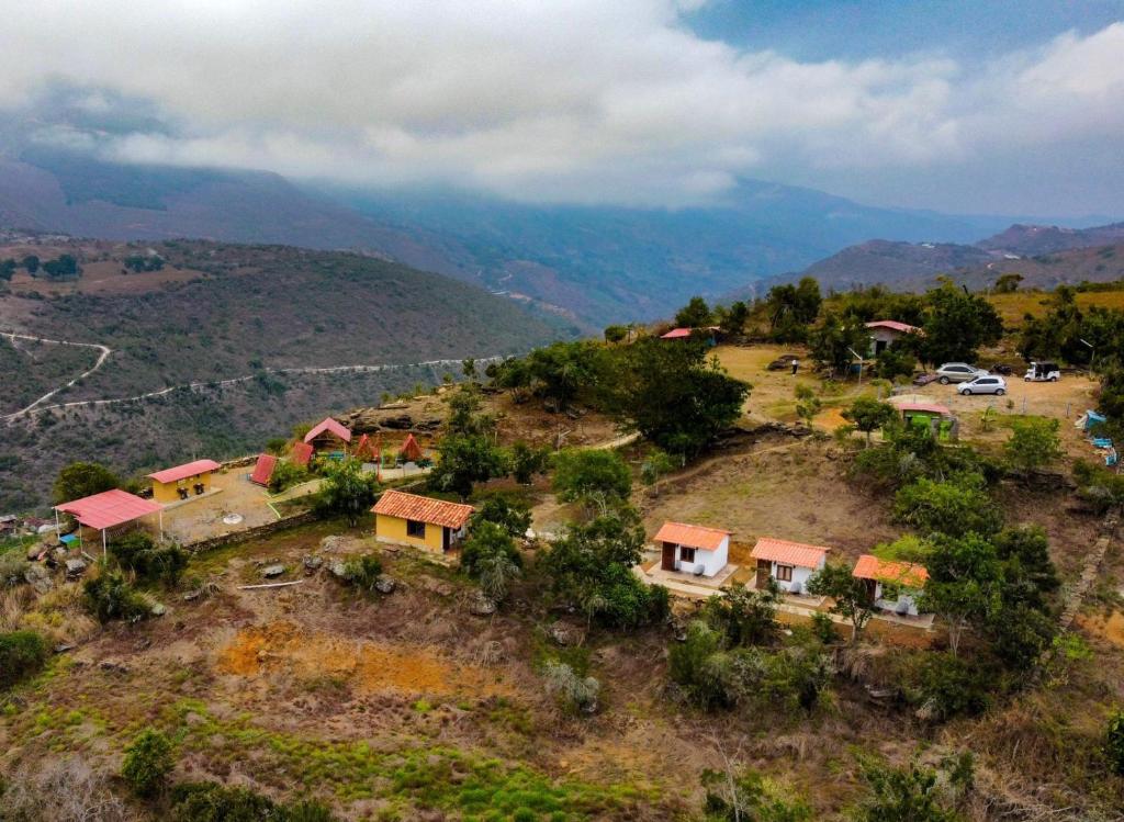 薩帕托卡的住宿－Campo Karst，山丘上房屋的空中景致