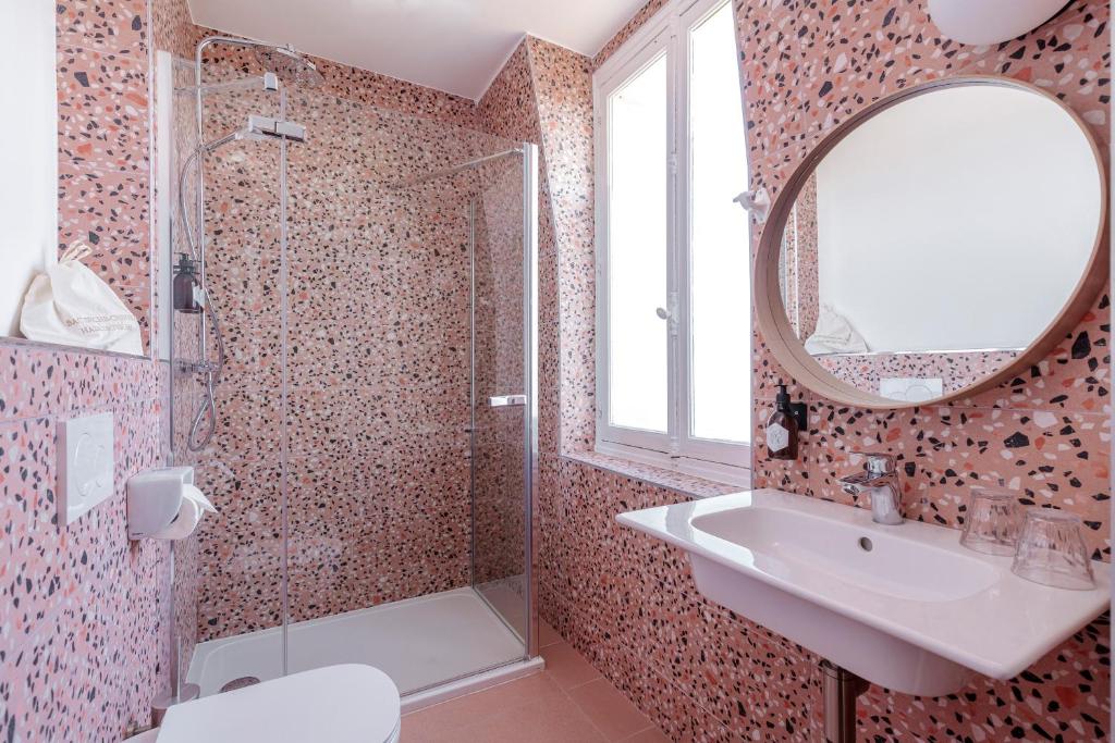 Kúpeľňa v ubytovaní Hôtel Corneille - Entrée autonome, réception en ligne - Encore Mieux