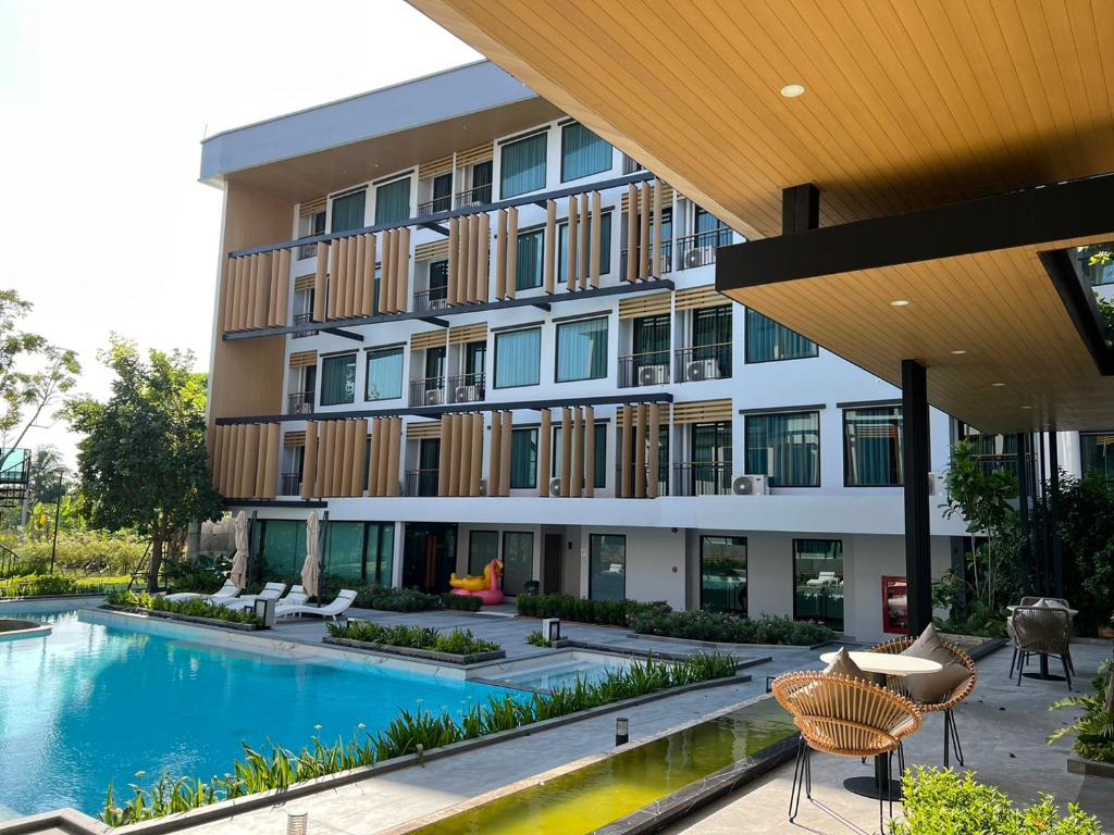 Bazén v ubytování Crystal Srivaree Suvarnabhumi Hotel nebo v jeho okolí