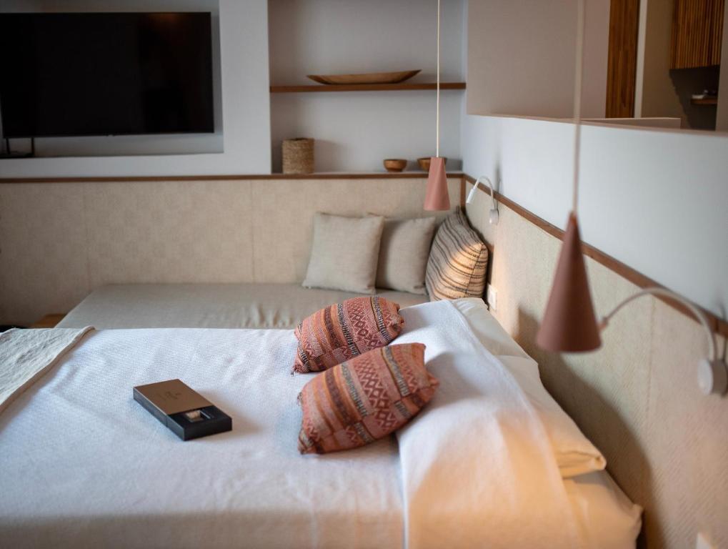 Postel nebo postele na pokoji v ubytování Amethyst Selene Paleros Couple's Hideaway