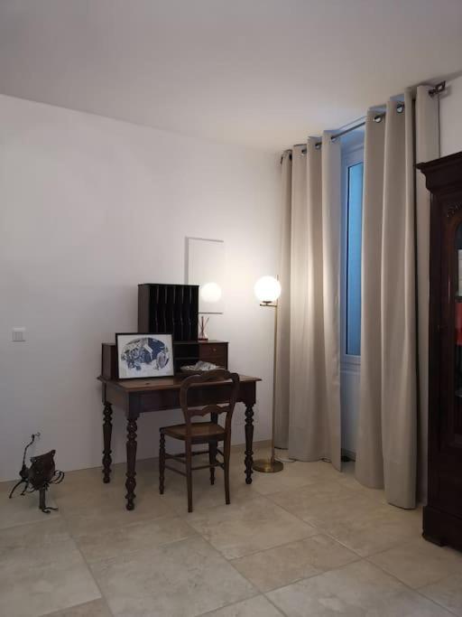 Televízia a/alebo spoločenská miestnosť v ubytovaní CHEZ PERLE à LEVIE, logement entier de type T4