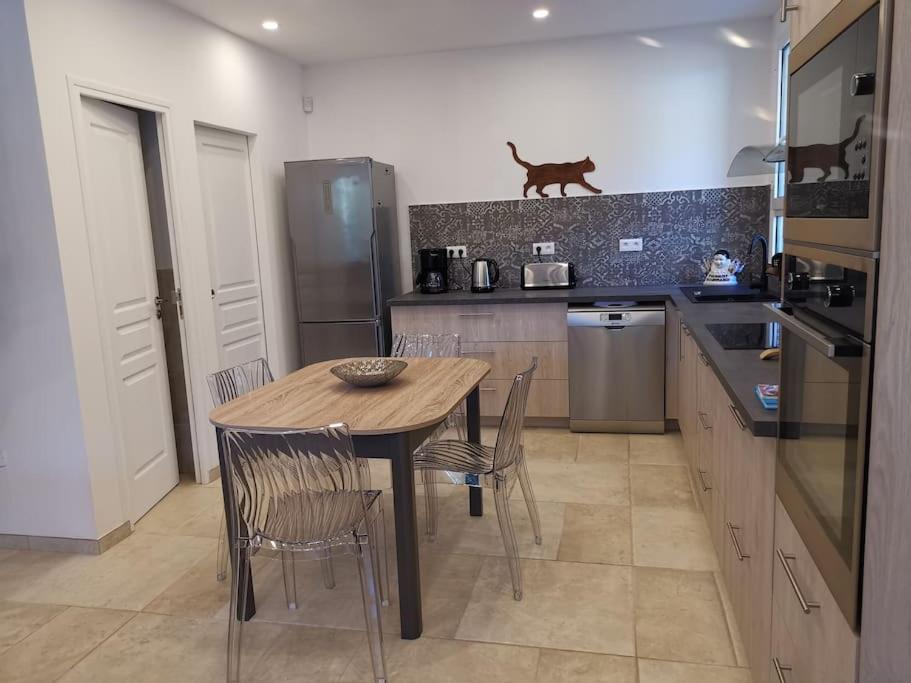 Kuchyňa alebo kuchynka v ubytovaní CHEZ PERLE à LEVIE, logement entier de type T4
