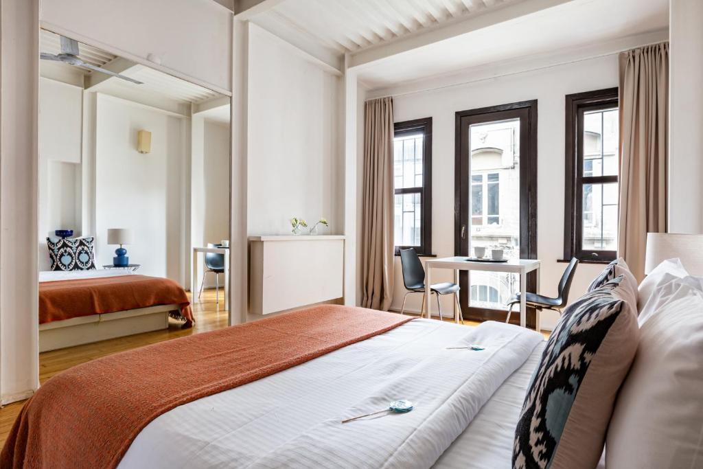 1 dormitorio con 1 cama y 1 mesa con sillas en BLUE PERA HOUSE en Estambul