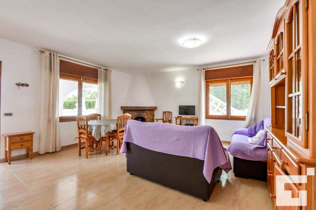Televízia a/alebo spoločenská miestnosť v ubytovaní Villa Benicolada - Grupo Turis