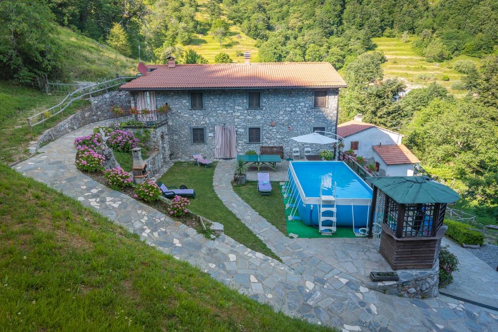 uma vista aérea de uma casa de pedra com um jardim em Agriturismo Monte Croce em Stazzema