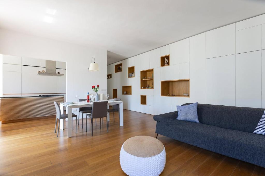 una sala de estar con un sofá y una mesa en Sweet Home Suite, en Lecce