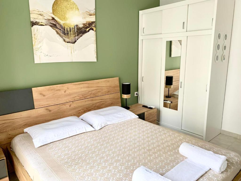 um quarto com uma cama com duas toalhas em Athens nice apartment em Atenas