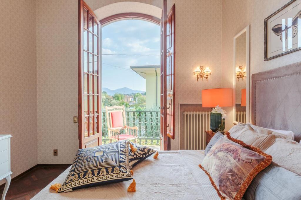 une chambre avec un lit et une grande fenêtre dans l'établissement Villa Cesare 4 bedroom Villa with Pool, à Lucques