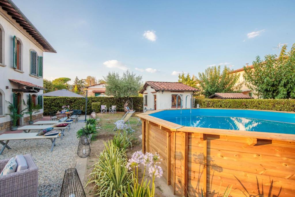 une piscine dans une cour avec une maison dans l'établissement Villa Cesare 4 bedroom Villa with Pool, à Lucques