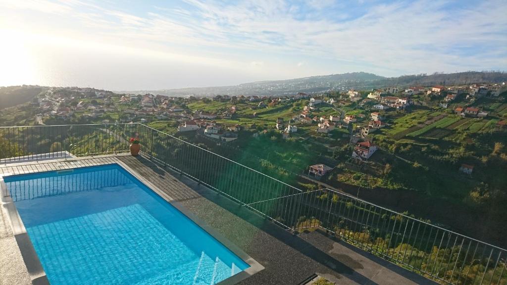 einen Pool auf dem Balkon eines Hauses mit Aussicht in der Unterkunft Refúgio da Serra - By WeHost in Ribeira do Raposo