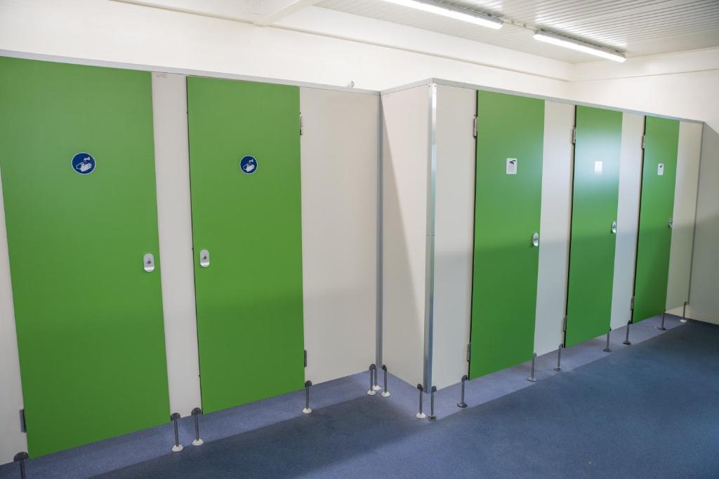 a row of green lockers in a locker room at Pipowagen Paarse Opal in Lienden
