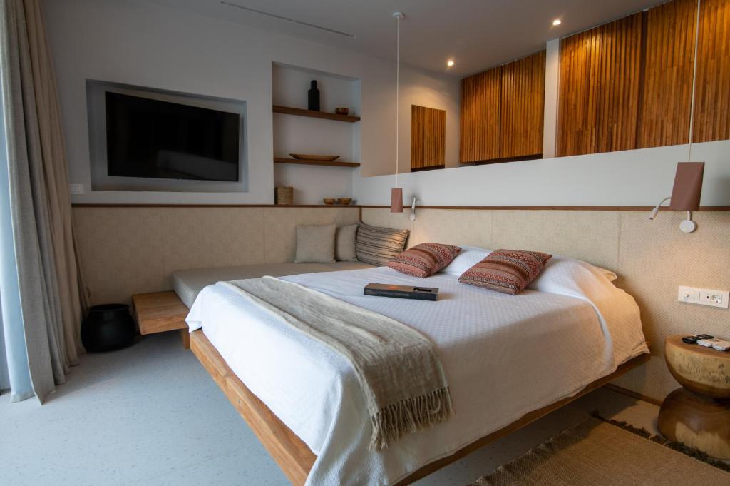 Postel nebo postele na pokoji v ubytování Amethyst Selene Paleros Couple's Hideaway