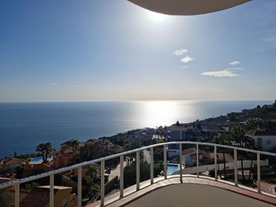 een balkon met uitzicht op de oceaan bij Vue magnifique mer et montagne in Salobreña