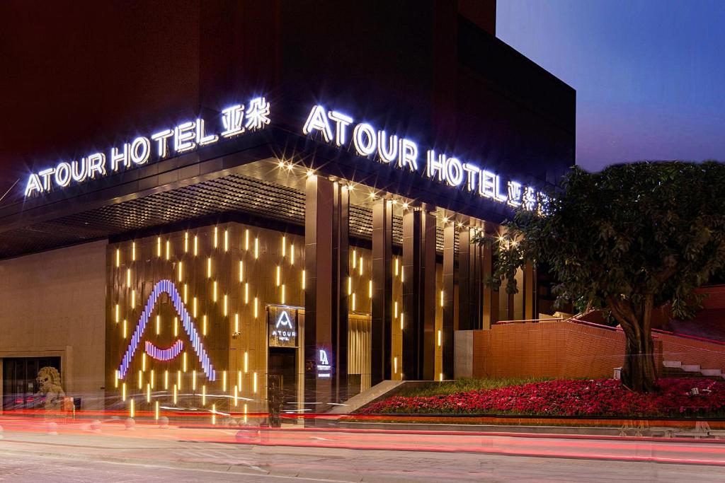 un hotel con un cartel en la parte delantera en Atour Hotel Chongqing Jiefangbei Raffles City Riverview en Chongqing