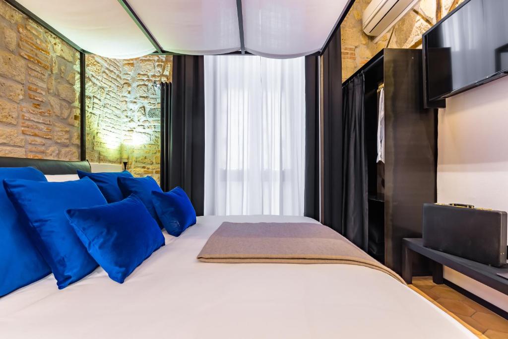A bed or beds in a room at Palazzo Residenza Madre by Dimorra