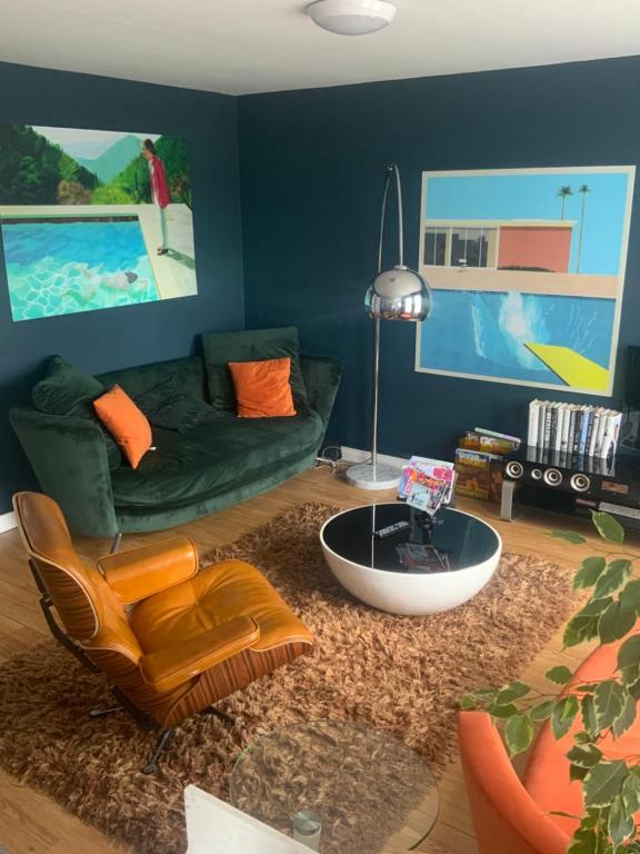 sala de estar con sofá y mesa en A Bigger Splash -Apartment Bangor West, en Bangor