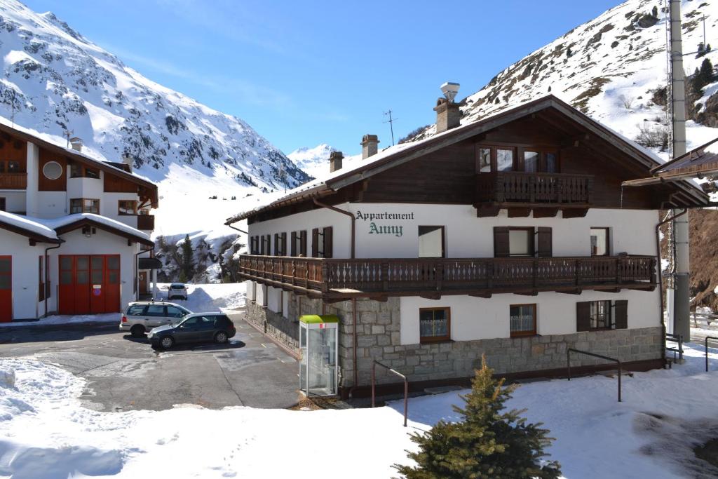 a building with a car parked in a parking lot at Appartementhaus Anny in Vent