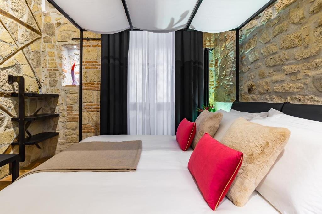 A bed or beds in a room at Palazzo Residenza Madre by Dimorra