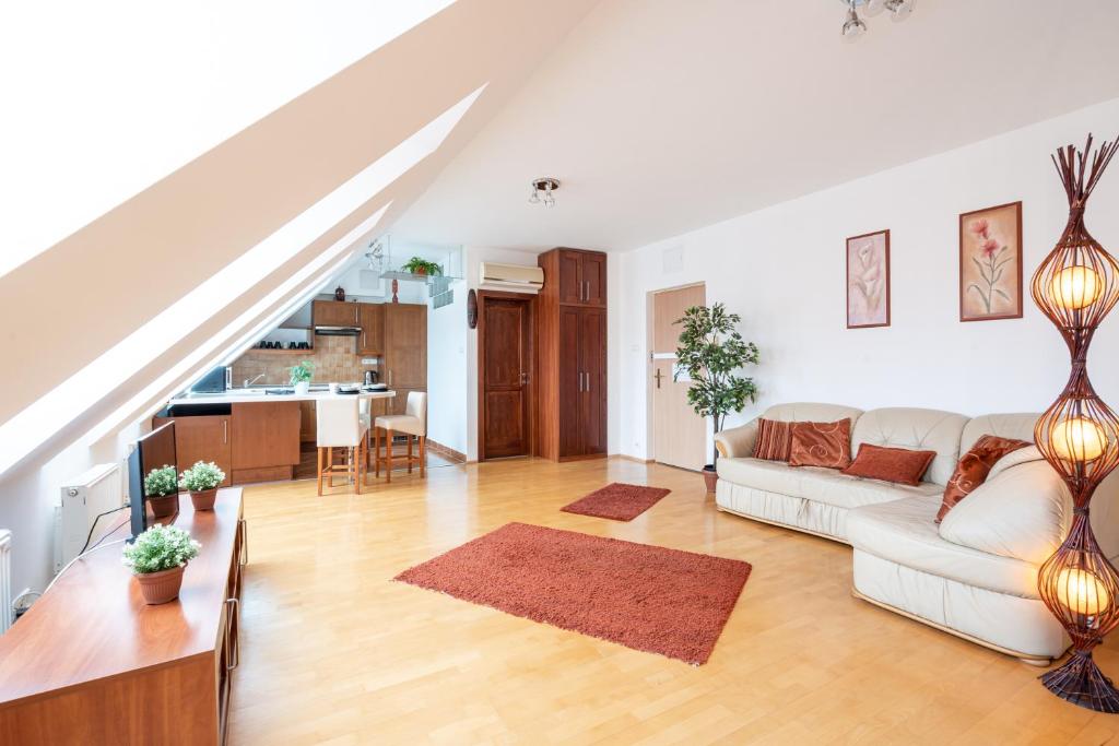 A seating area at Beautiful apartment with AC