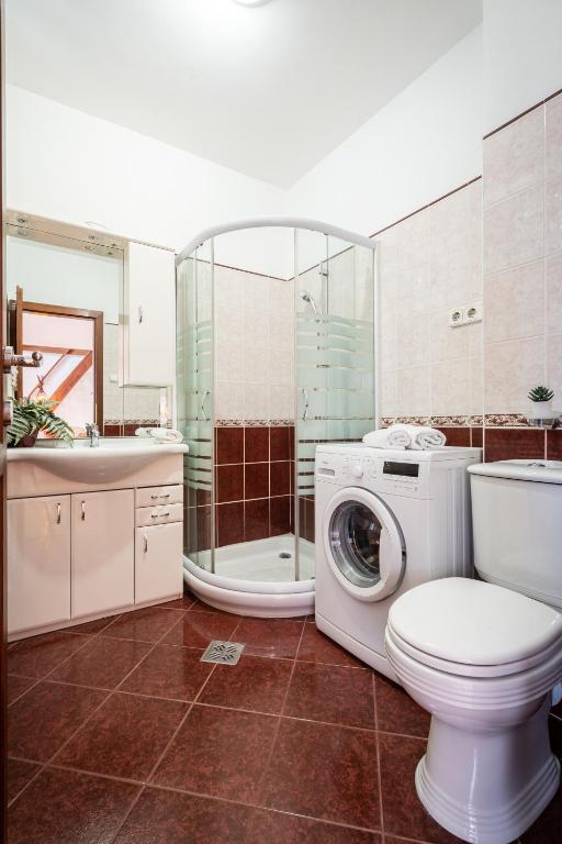 A bathroom at Beautiful apartment with AC
