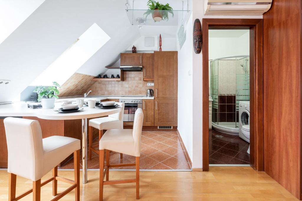 A kitchen or kitchenette at Beautiful apartment with AC