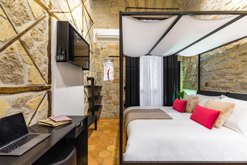 A bed or beds in a room at Palazzo Residenza Madre by Dimorra