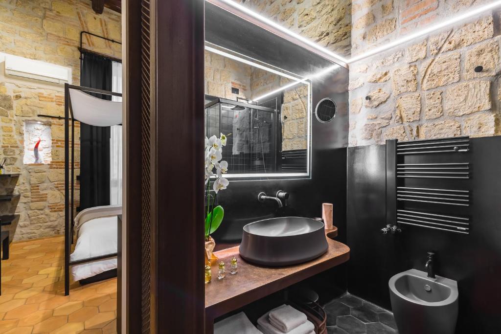 A bathroom at Palazzo Residenza Madre by Dimorra