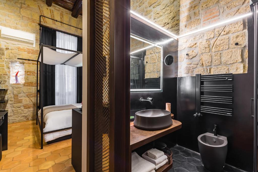 A bathroom at Palazzo Residenza Madre by Dimorra
