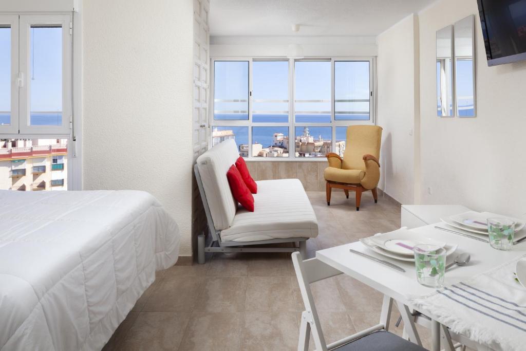 pokój hotelowy z łóżkiem, stołem i krzesłem w obiekcie Seaviews A61 w mieście Torrox Costa