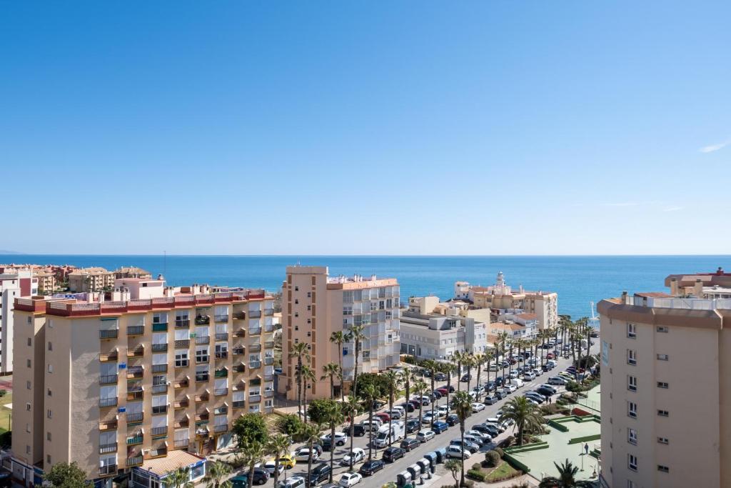 widok miasta z lotu ptaka z zaparkowanymi samochodami w obiekcie Seaviews A61 w mieście Torrox Costa