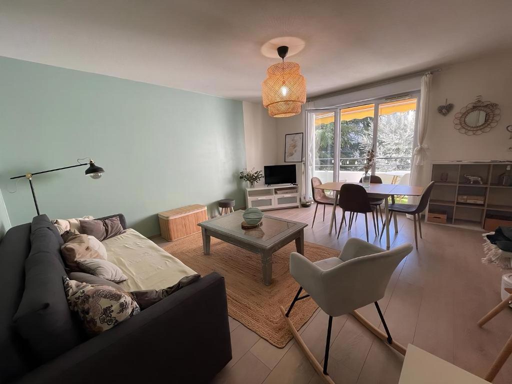 sala de estar con sofá y mesa en « Esprit cosy », terrasse, piscine, proche Lyon, en Tassin-la-Demi-Lune