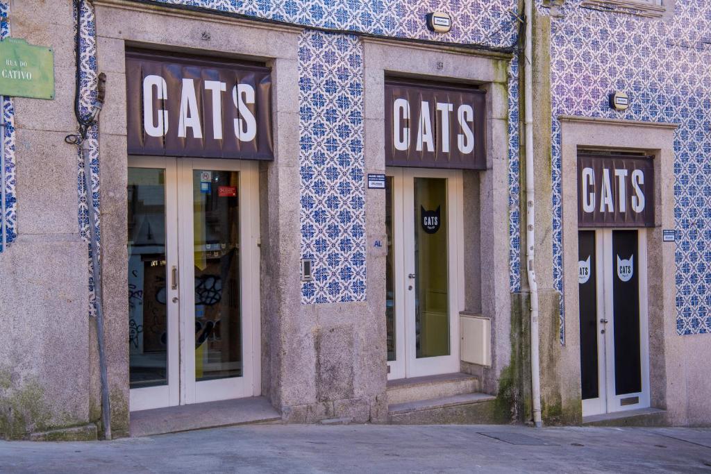 uma loja com gatos escritos na frente em CATS Porto Hostel no Porto