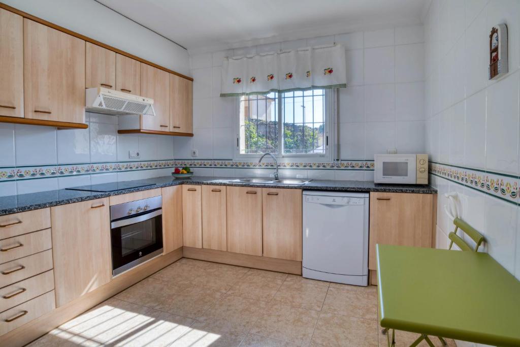 Kuchyň nebo kuchyňský kout v ubytování Vela, casa con piscina privada a pocos metros de la playa