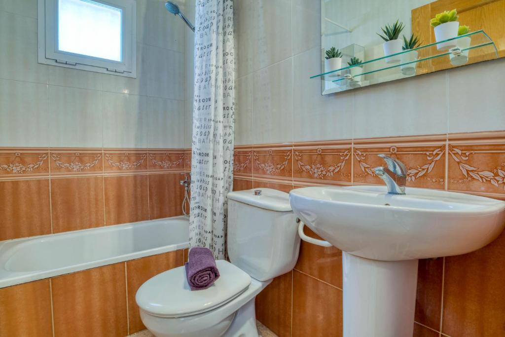 Koupelna v ubytování Vela, casa con piscina privada a pocos metros de la playa
