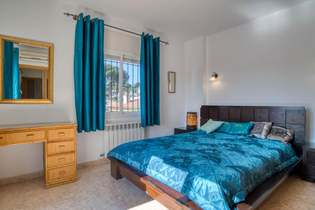 Postel nebo postele na pokoji v ubytování Vela, casa con piscina privada a pocos metros de la playa